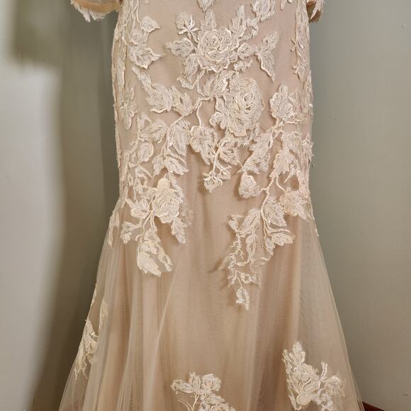 MONTAGE by Mon Cheri Lace Trumpet Nude Gown, Size 12 - Picture 11 of 16